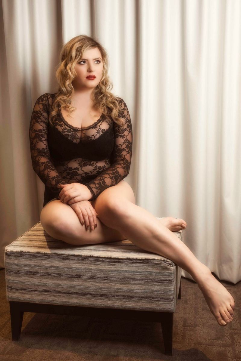 Известная модель plus-size поделилась секретами подбора одежды на пышные формы